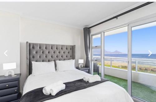 ein Schlafzimmer mit großem Bett und Blick auf das Meer in der Unterkunft The Continental Sea Spray in Cape Town