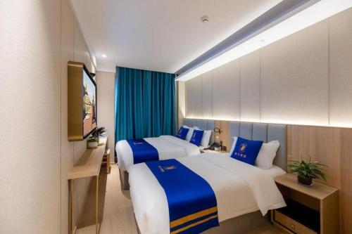 北京Super 8 Hotel Beijing South Railway Station Majiabao Metro Station的有两张床和一台电视的酒店房间