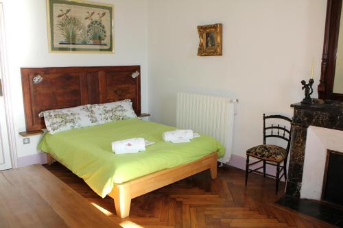 a bedroom with a bed with two towels on it at L'Enclos des Jacobins in Saint-Girons