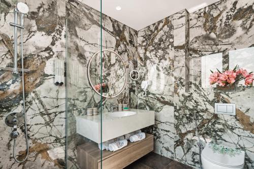 迪拜Skyline Vista 3-Bedroom Haven with Lagoon Retreat的带水槽和淋浴的浴室