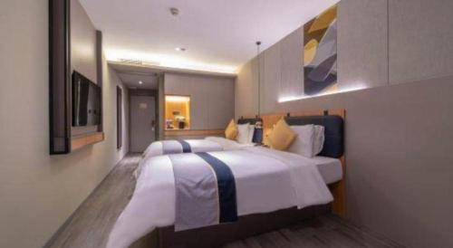a large bedroom with a large bed in it at City Comfort Inn Hotel Wuhan Optics Valley Square Metro Station Zhongnan Minzu University in Wuhan
