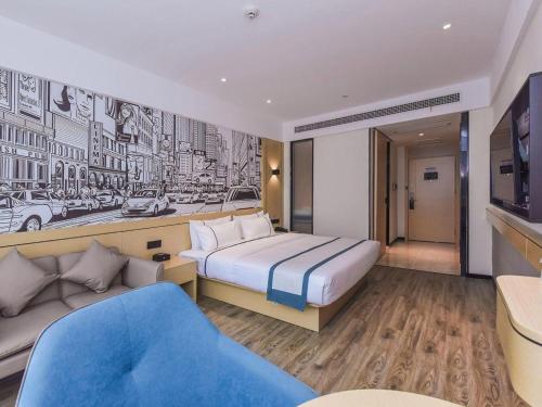 a bedroom with a large bed and a couch at City Comfort Inn Chongqing Pengshui Yujing Jiangshan in Pengshui