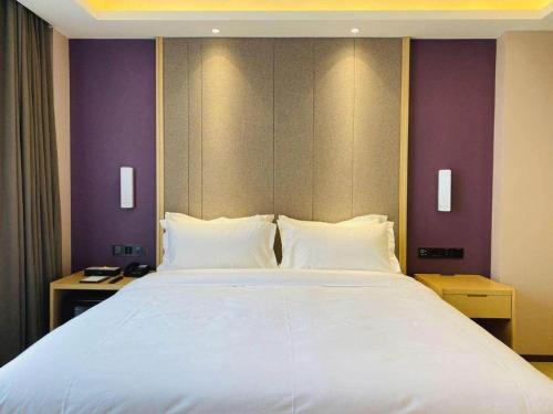 a large white bed in a hotel room at Lavande Hotel Changchun Gaoxin Jilin University in Changchun