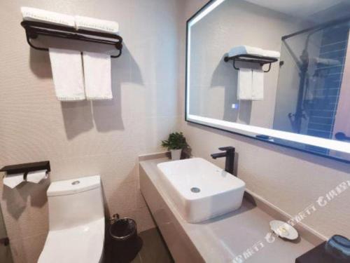 Un baño de GreenTree Inn Express Hangzhou Xixi Wetland