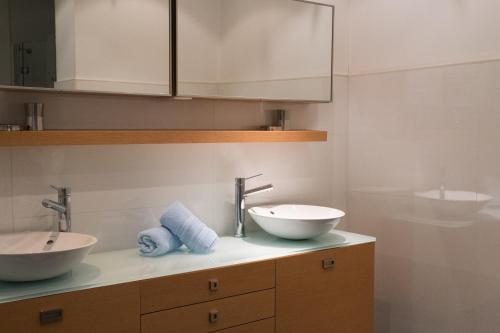 サン・テミリオンにあるDemeure des Girondinsのバスルーム(カウンターに洗面台2台付)