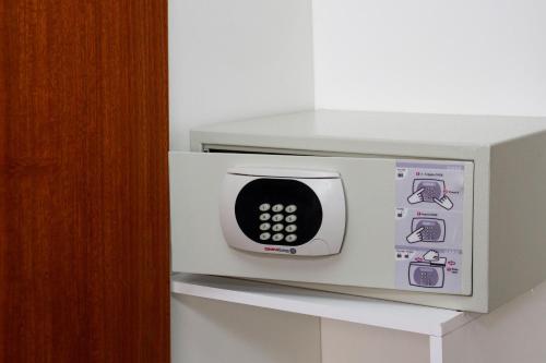 a microwave oven sitting on top of a shelf at Hotel Finlandia in Quito