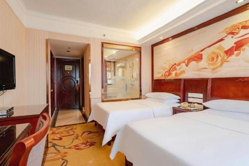 Letto o letti in una camera di Vienna Hotel Nanning Train Station