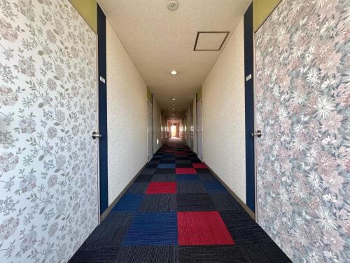 a hallway with colorful carpeted walls and a long corridor at 美咲旅館 in Sakaide