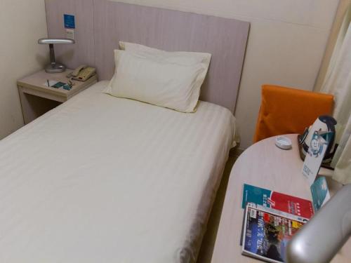 Postel nebo postele na pokoji v ubytování Jinjiang Inn Select Shanghai Expo Park Dezhou Road