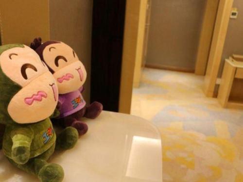 two stuffed animals sitting on top of a table at Shanghai Fuyue Hotel in Shanghai