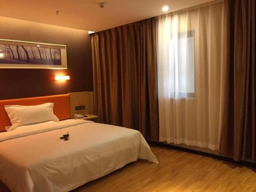 a hotel room with a bed and a window at 7 Days Premium Nanjing Gaochun Beiling Road Branch in Gaochun