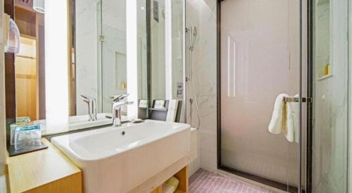 Koupelna v ubytování Borrman Hotel Zhaoqing Sihui Tianguangxu Jade City