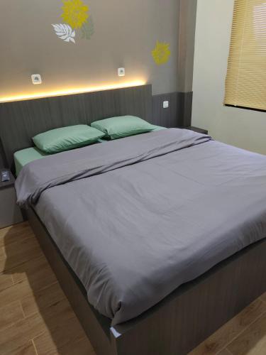 Una cama o camas en una habitación de Omber Inn