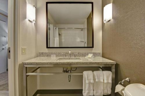 Ένα μπάνιο στο Hilton Garden Inn Appleton/Kimberly