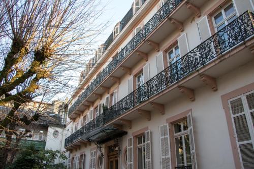 un bâtiment avec des balcons sur le côté dans l'établissement appartement plein centre, 42m au calme avec balcon et wifi, à Aix-les-Bains