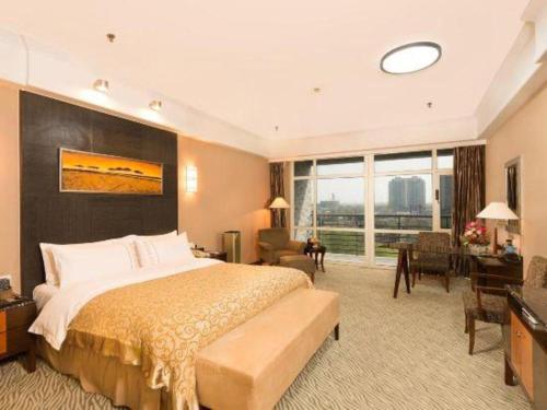 Postel nebo postele na pokoji v ubytování Dongying Blue Horizon Intenational Hotel