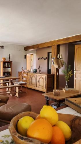 - un salon avec un bouquet de fruits sur une table dans l'établissement Lou Caliandro, à La Celle-sous-Gouzon