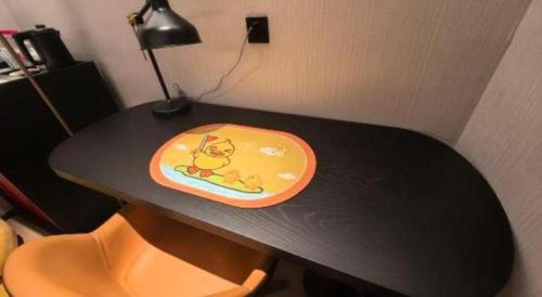 a black desk with a cat on a plate on it at Movie Star Hotel in Guangzhou