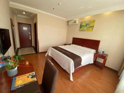 Ένα ή περισσότερα κρεβάτια σε δωμάτιο στο GreenTree Inn Hebei Zhangjiakou Xiahuayuan Xinchen Road Express Hotel