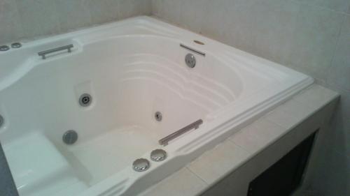 a large white bath tub in a bathroom at Hotel Real de Cuautla in Cuautla Morelos