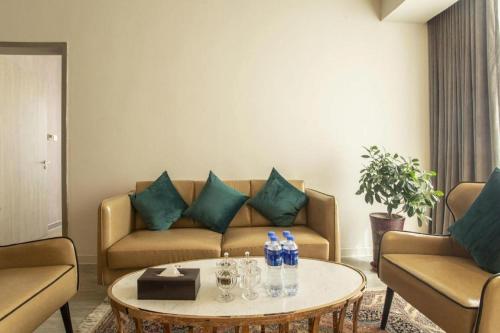 a living room with a couch and a table at Jinjiang Metropolo Hotel - Turpan Administration Center in Turfan
