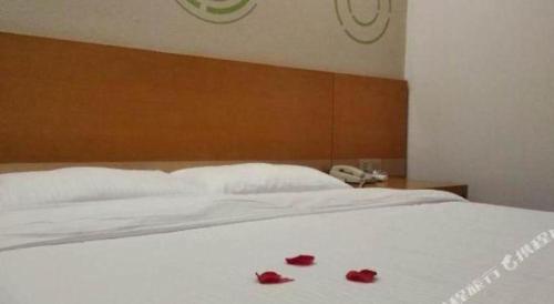 Ένα ή περισσότερα κρεβάτια σε δωμάτιο στο GreenTree Inn Anqing Yuexixian Wenquan Branch