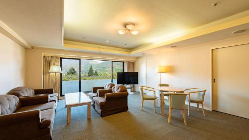 箱根町にあるEN RESORT Re'Cove Hakoneのソファとテーブルのあるリビングルーム