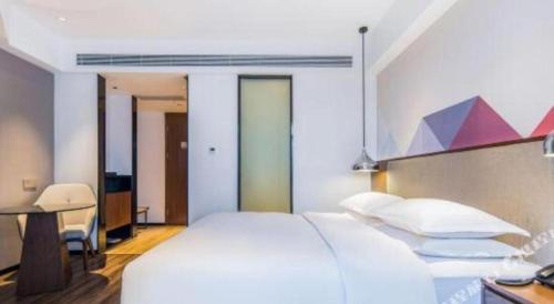 Ένα ή περισσότερα κρεβάτια σε δωμάτιο στο Borrman Hotel Nanning Railway Station