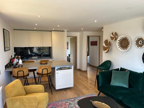 une cuisine et un salon avec un canapé et une table dans l'établissement Villa Altitude 587, à Saint-Jorioz