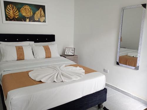 Un dormitorio con una cama grande con espejo. en HABITACION SMART - baño semiprivado, en Cali