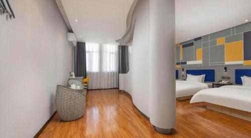 a hotel room with a bed and a bedroom with at 7 Days Inn Yining Xintiandi in Kipekyüzi
