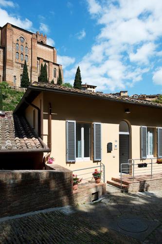 シエナにあるSiena Vip B&Bの前の建物