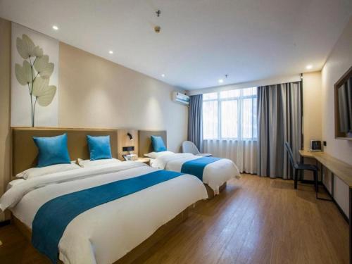 Postel nebo postele na pokoji v ubytování GreenTree Inn Yangzhou South Yunhe Road Yangzhou Bridge Express Hotel