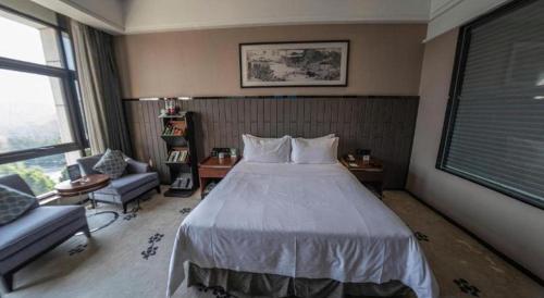 Postel nebo postele na pokoji v ubytování Jiyuan Oriental Jianguo Hotel
