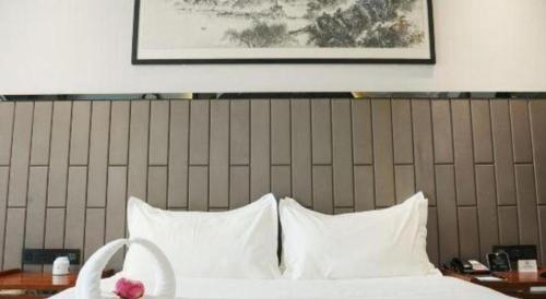 Postel nebo postele na pokoji v ubytování Jiyuan Oriental Jianguo Hotel
