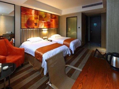 a hotel room with two beds and a couch at GreenTree Inn Fujian Fuzhou Software Park River View Business Hotel in Fuzhou
