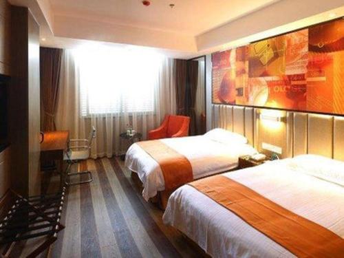 a hotel room with two beds and a window at GreenTree Inn Fujian Fuzhou Software Park River View Business Hotel in Fuzhou