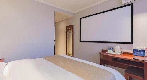 Letto o letti in una camera di GreenTree Inn Beijing Tonzhou Maju Bridge No.2 Express Hotel