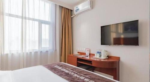 TV o dispositivi per l'intrattenimento presso GreenTree Inn Beijing Tonzhou Maju Bridge No.2 Express Hotel