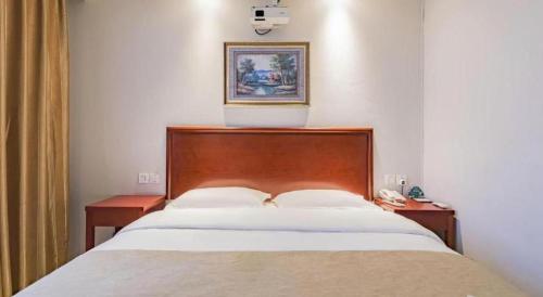 Letto o letti in una camera di GreenTree Inn Beijing Tonzhou Maju Bridge No.2 Express Hotel