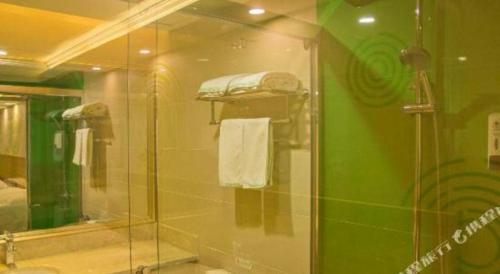 Ένα μπάνιο στο GreenTree Inn Qingyuan Qinghe Avenue Branch