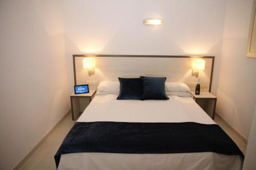 Katil atau katil-katil dalam bilik di Parrots Sitges Hotel