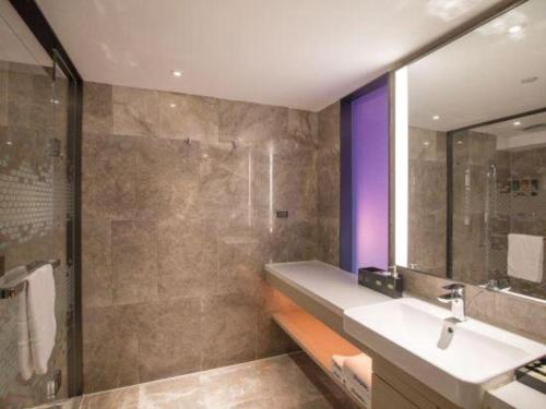 a bathroom with a sink and a shower at Hampton by Hilton Zhuhai Doumen in Zhuhai