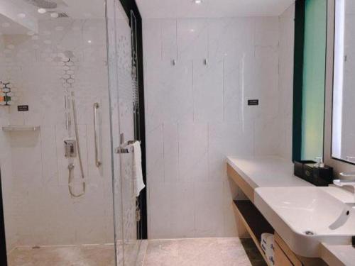 a bathroom with a shower and a sink at Hampton by Hilton Zhuhai Doumen in Zhuhai