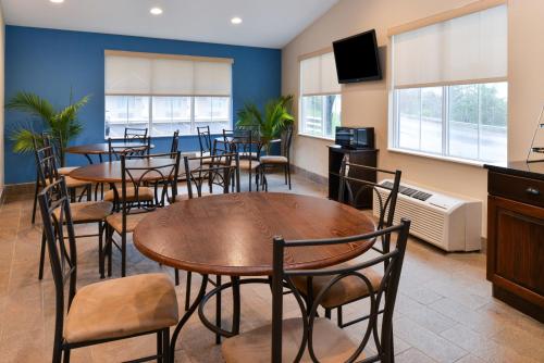 a restaurant with tables and chairs in a room at Americas Best Value Inn-Saint Clairsville/Wheeling in Saint Clairsville