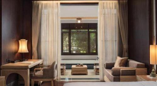 a living room with a couch and a window at Xian Huaqingyutang Hotel in Xi'an