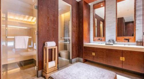 a bathroom with a sink and a mirror at Xian Huaqingyutang Hotel in Xi'an