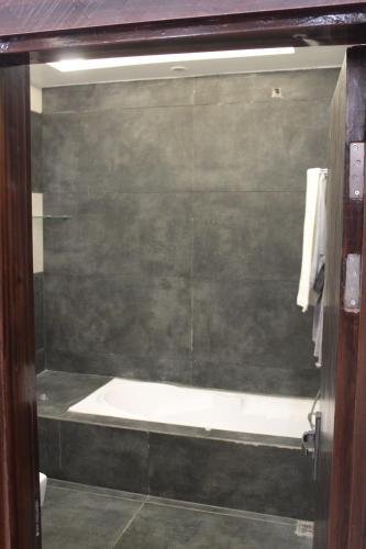 Bilik mandi di Hotel City Nest Karnal