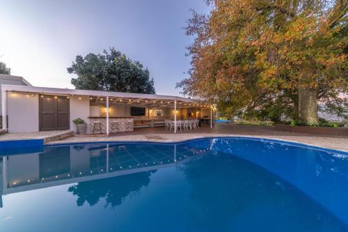 Πισίνα στο ή κοντά στο Room 2 - LEO Sky Guest House