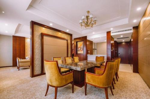 a conference room with a table and chairs at New Century Hotel Putuo Zhoushan in Zhoushan